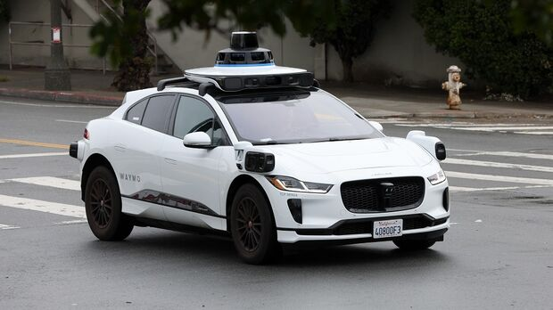 Dữ liệu hình ảnh còn được cho là nền tảng huấn luyện Waymo – xe tự lái của Alphabet. Dù Google phủ nhận, sự trùng khớp vẫn rất rõ ràng.