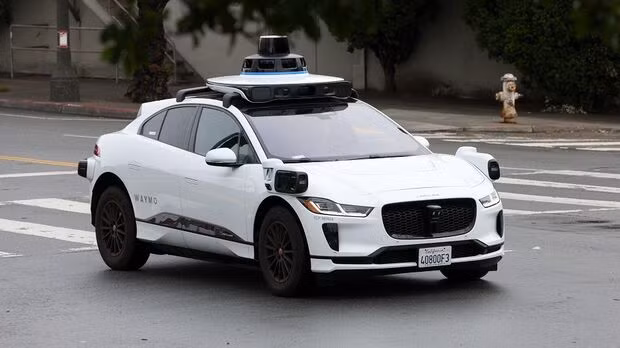 Dữ liệu hình ảnh còn được cho là nền tảng huấn luyện Waymo – xe tự lái của Alphabet. Dù Google phủ nhận, sự trùng khớp vẫn rất rõ ràng.