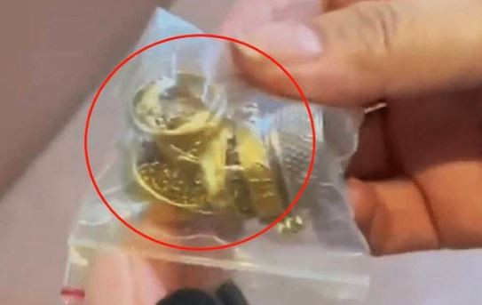 Khi dọn dẹp căn nhà thuê ở Trấn Hải (Chiết Giang, Trung Quốc), cô gái họ Jiang bất ngờ phát hiện một "kho báu" giấu trong tường.