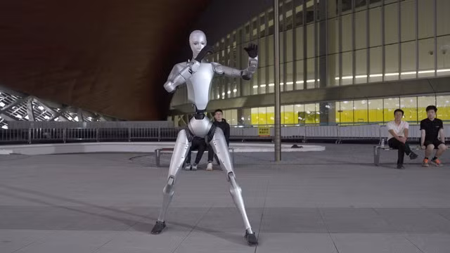 Những màn trình diễn võ thuật của robot hình người đang khiến cộng đồng công nghệ vừa phấn khích vừa không khỏi lo ngại về tương lai đối đầu người - máy.