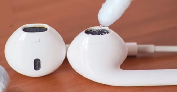 Cách vệ sinh đúng là dùng khăn mềm, dung dịch không cồn, tăm bông hoặc bàn chải lông mềm để làm sạch lưới loa và mic.