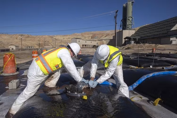 Phương pháp mới sử dụng túi lọc bùn đặc biệt và kỹ thuật chiết dung môi để thu được đất hiếm tinh khiết.(Ảnh: Montana Standard)