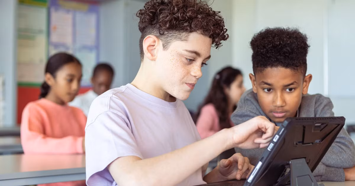 Các chuyên gia nhấn mạnh, cần đưa AI vào trường học một cách thận trọng để công nghệ thực sự phục vụ việc học chứ không thay thế người dạy.