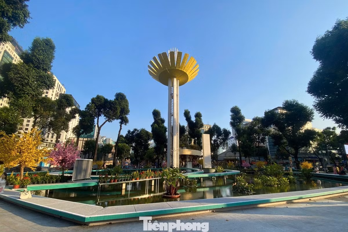 Màu sơn của vòng xoay Hồ Con Rùa cũng gây tranh cãi. Ảnh: Anh Nhàn.