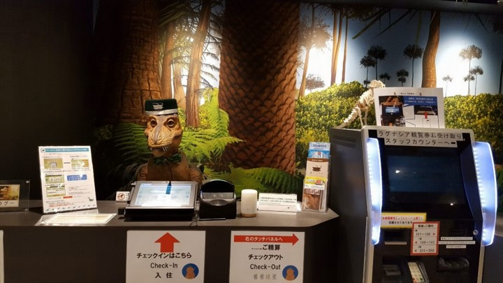 Tuy nhiên, robot nhanh chóng bộc lộ hàng loạt hạn chế, không xử lý được những câu hỏi cơ bản của khách.