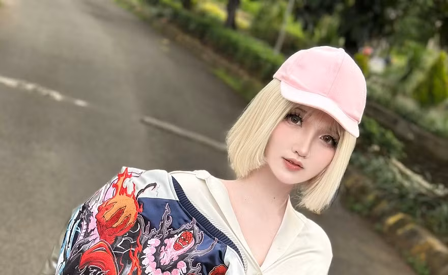 Điều đặc biệt khiến màn hóa thân này nổi bật chính là thần thái mạnh mẽ, thanh thoát mà Azulacan thể hiện trong từng khung hình.