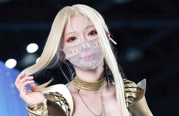 Olivier trong skin Apostle mang vẻ quyến rũ với đầm trắng và giáp vàng sang trọng.