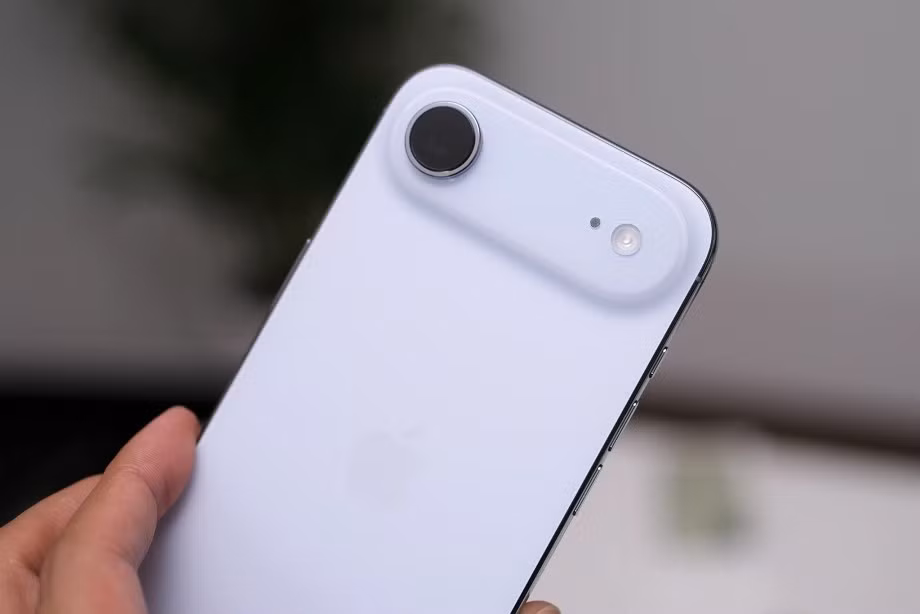 Máy cũng loại bỏ hoàn toàn khe SIM vật lý, buộc người dùng chỉ sử dụng eSIM.