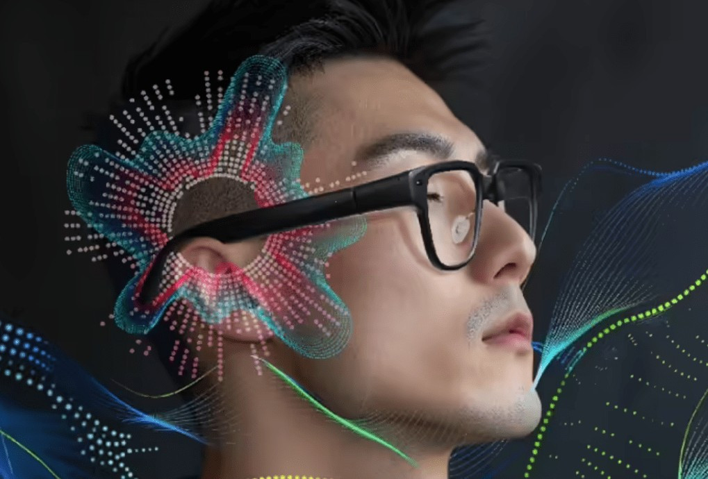 Người dùng có thể điều khiển nội dung qua bảng cảm ứng trên gọng kính hoặc vòng thông minh Lenovo Smart Ring.