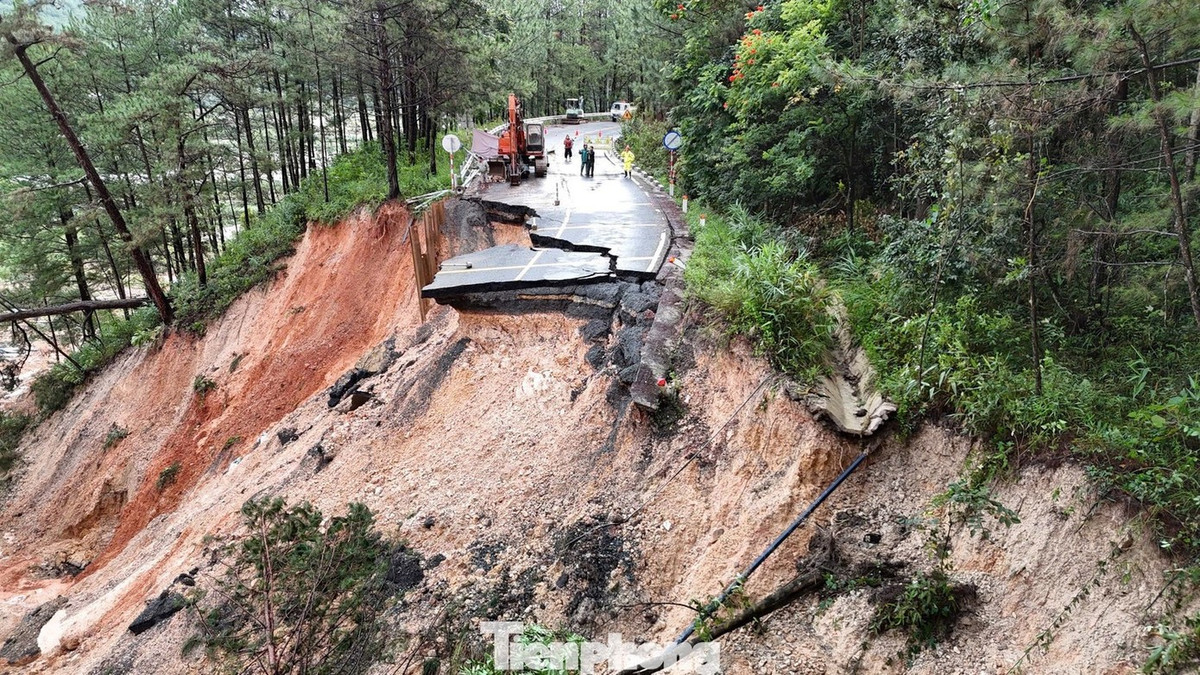 Nguy cơ sạt lở đất rất cao ở khu vực từ Huế đến Khánh Hoà do mưa lớn kéo dài nhiều ngày. Trong ảnh là sạt lở tại đèo Mimosa ở Lâm Đồng ngày 20/11.
