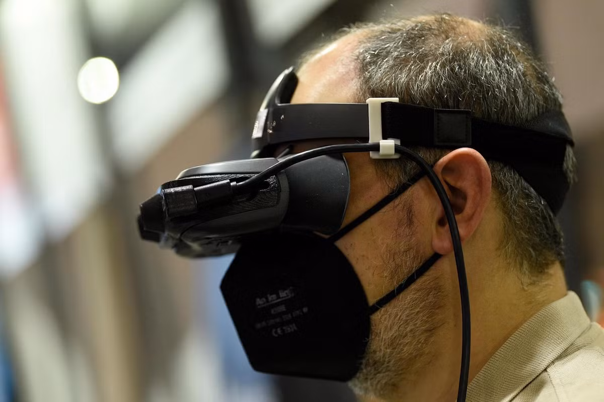 Kính thông minh kết hợp công nghệ từ kính chơi game và kính cận, tạo ra hình ảnh 3D sống động.(Ảnh: Times of Malta)