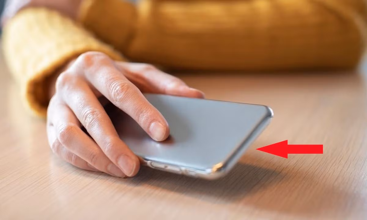 Hành động ngửa điện thoại thường dẫn đến “phubbing” (ghép từ "phone" - điện thoại và "snubbing" - phớt lờ) khiến người đối diện khó chịu.