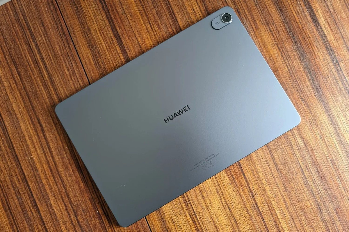 Viên pin 7.700 mAh đảm bảo 1-2 ngày dùng hỗn hợp hoặc 7-10 giờ xem video liên tục, tuy nhiên tốc độ sạc 22.5W hơi chậm so với nhiều đối thủ hiện nay.