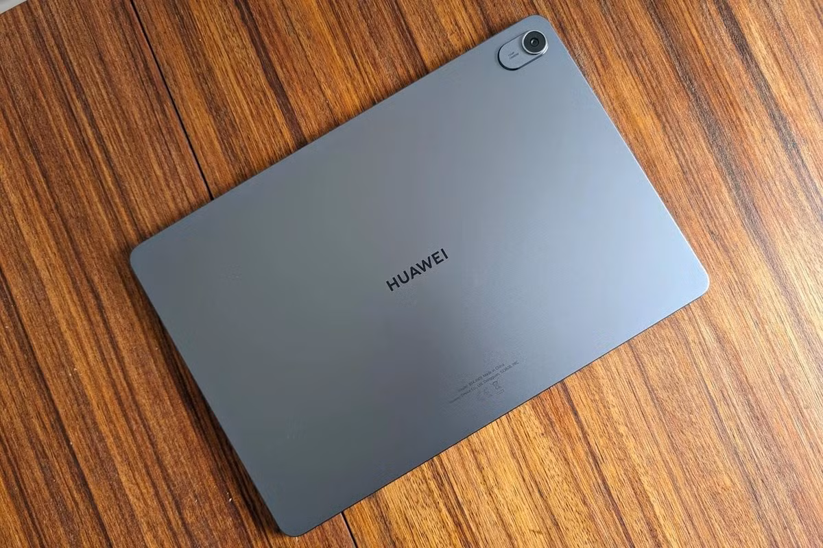 Viên pin 7.700 mAh đảm bảo 1-2 ngày dùng hỗn hợp hoặc 7-10 giờ xem video liên tục, tuy nhiên tốc độ sạc 22.5W hơi chậm so với nhiều đối thủ hiện nay.