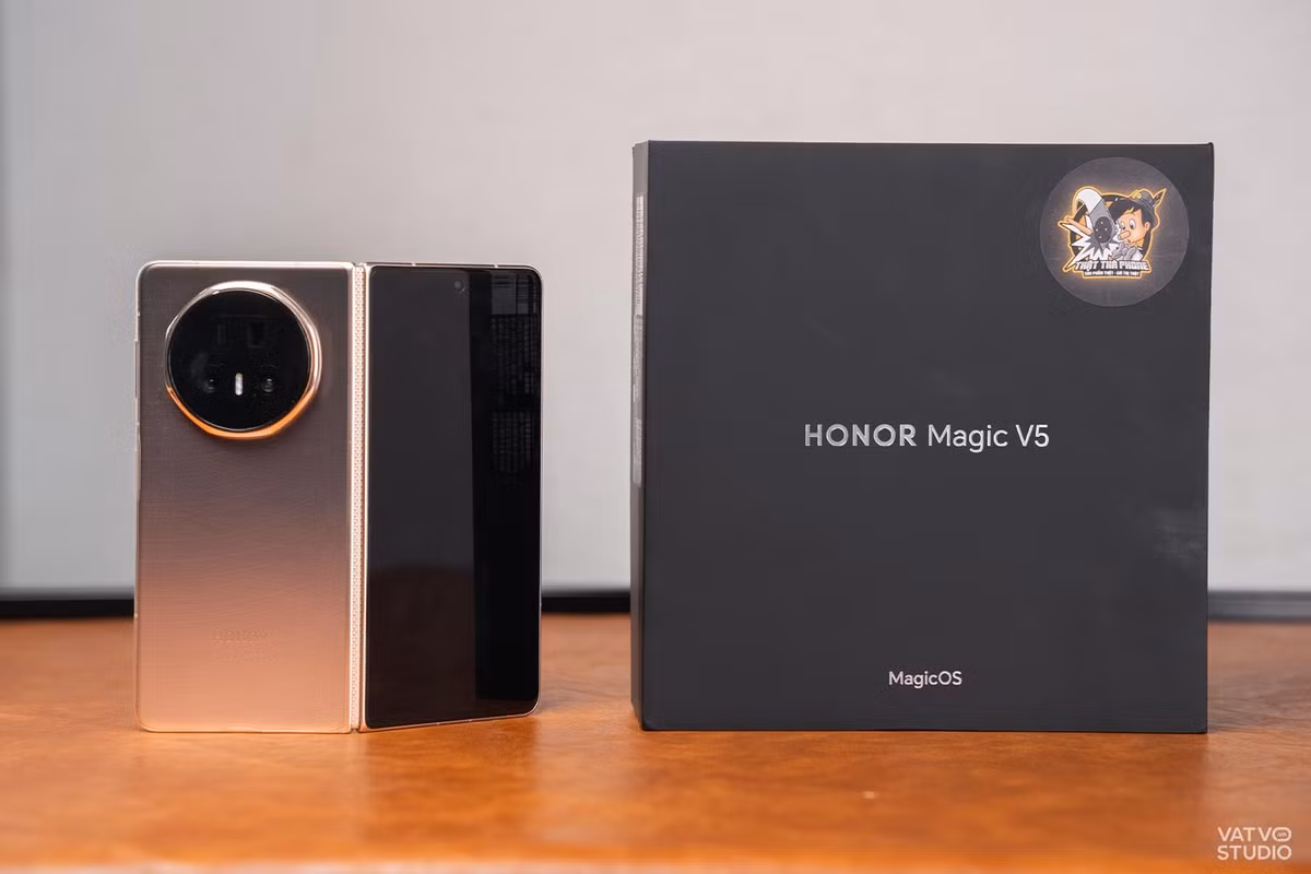 Với sự kết hợp giữa thiết kế sang trọng, hiệu năng mạnh mẽ và bảo mật AI, HONOR Magic V5 hứa hẹn mở ra xu hướng mới cho trải nghiệm di động an toàn. (Ảnh: Vatvostudio)
