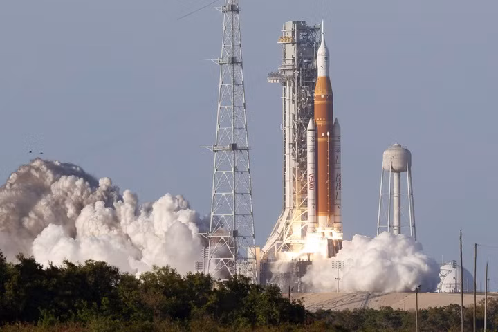 Tàu vũ trụ Orion - trung tâm của sứ mệnh Artemis II - đang thực hiện chuyến bay có người lái đầu tiên quanh Mặt Trăng sau hơn 50 năm, đánh dấu bước ngoặt quan trọng trong tham vọng không gian sâu của NASA.(Ảnh: NASA)