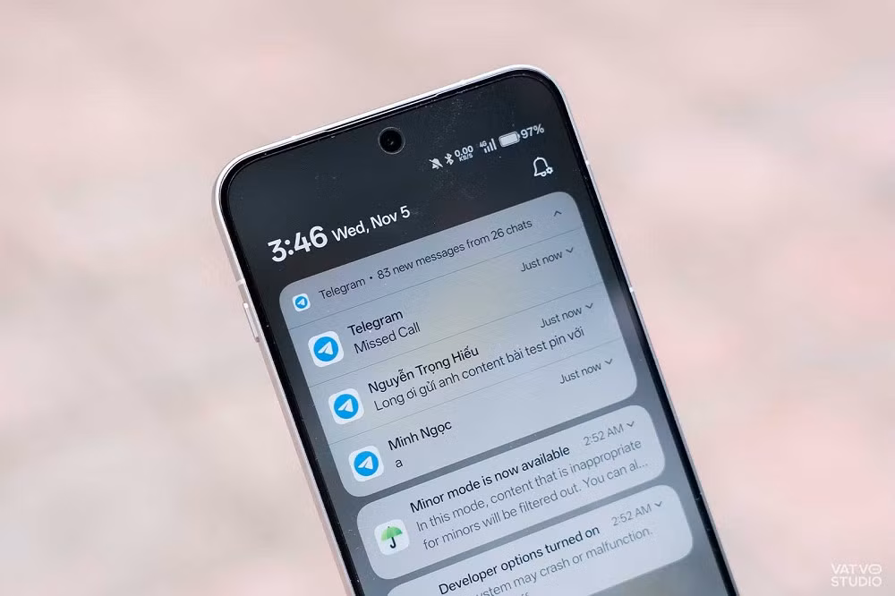 Với hiệu năng mạnh và pin siêu khủng, OnePlus Ace 6 là lựa chọn đáng cân nhắc cho người dùng hiện đại.(Ảnh: Vatvostudio)