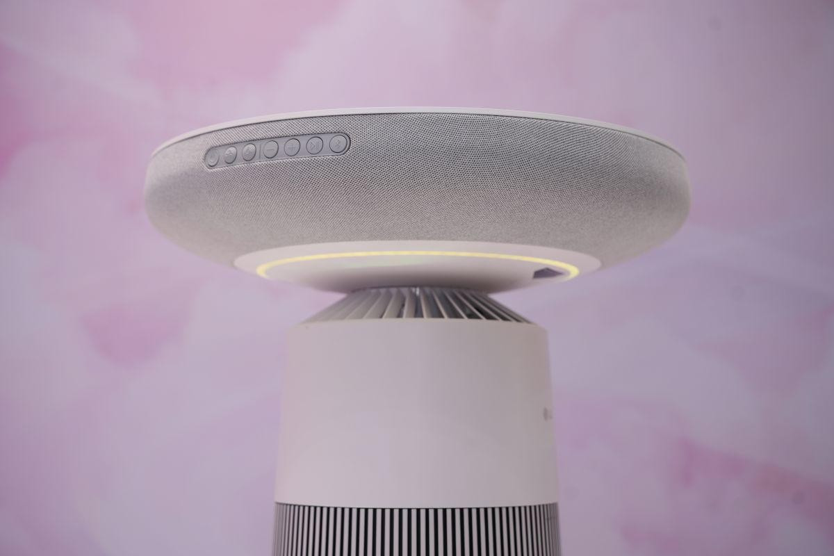 PuriCare AeroSpeaker là mẫu máy lọc không khí đa năng, vừa là loa phát nhạc vừa là bàn trà hiện đại trong không gian sống.