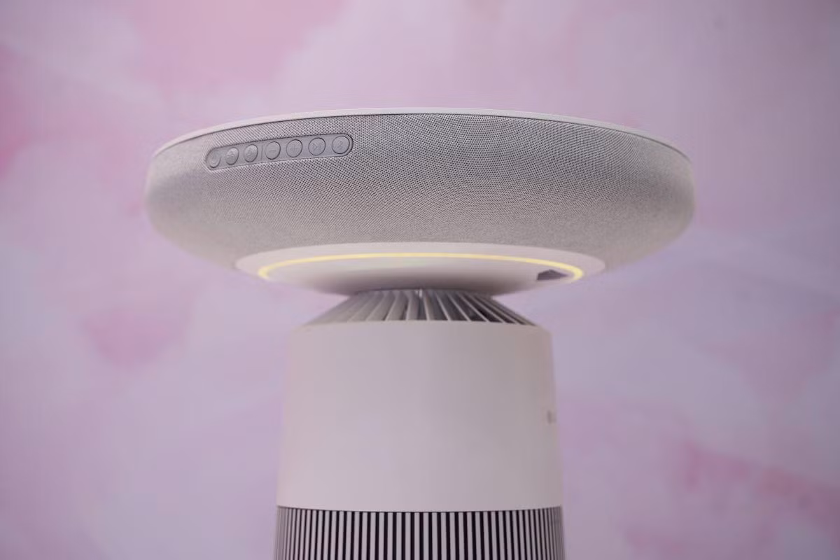 PuriCare AeroSpeaker là mẫu máy lọc không khí đa năng, vừa là loa phát nhạc vừa là bàn trà hiện đại trong không gian sống.