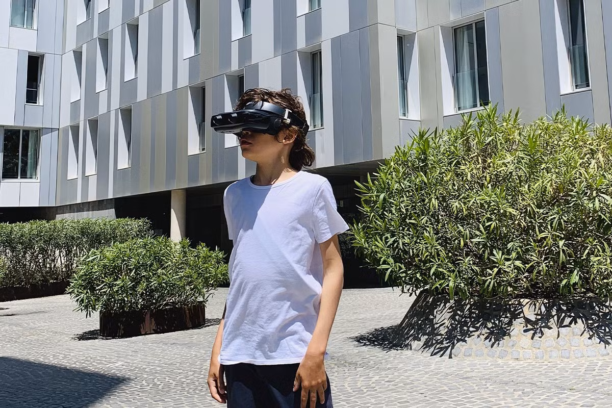 Khi có vật cản, màn hình sẽ hiển thị vòng tròn đỏ để cảnh báo người đeo tránh va chạm.(Ảnh :MetaData)