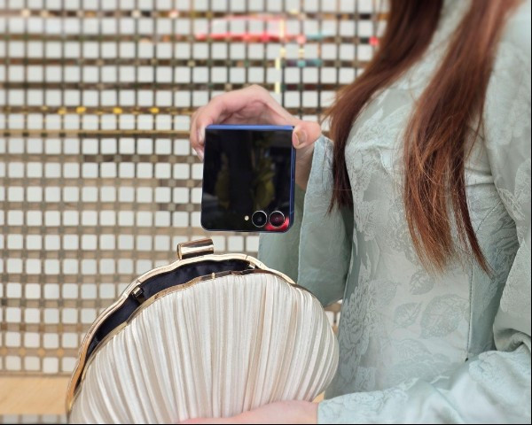 Camera 200MP chuẩn Ultra và FlexCam cho phép ghi lại khoảnh khắc Tết sắc nét, kể cả trong đêm Giao thừa hay lúc pháo hoa rực sáng.