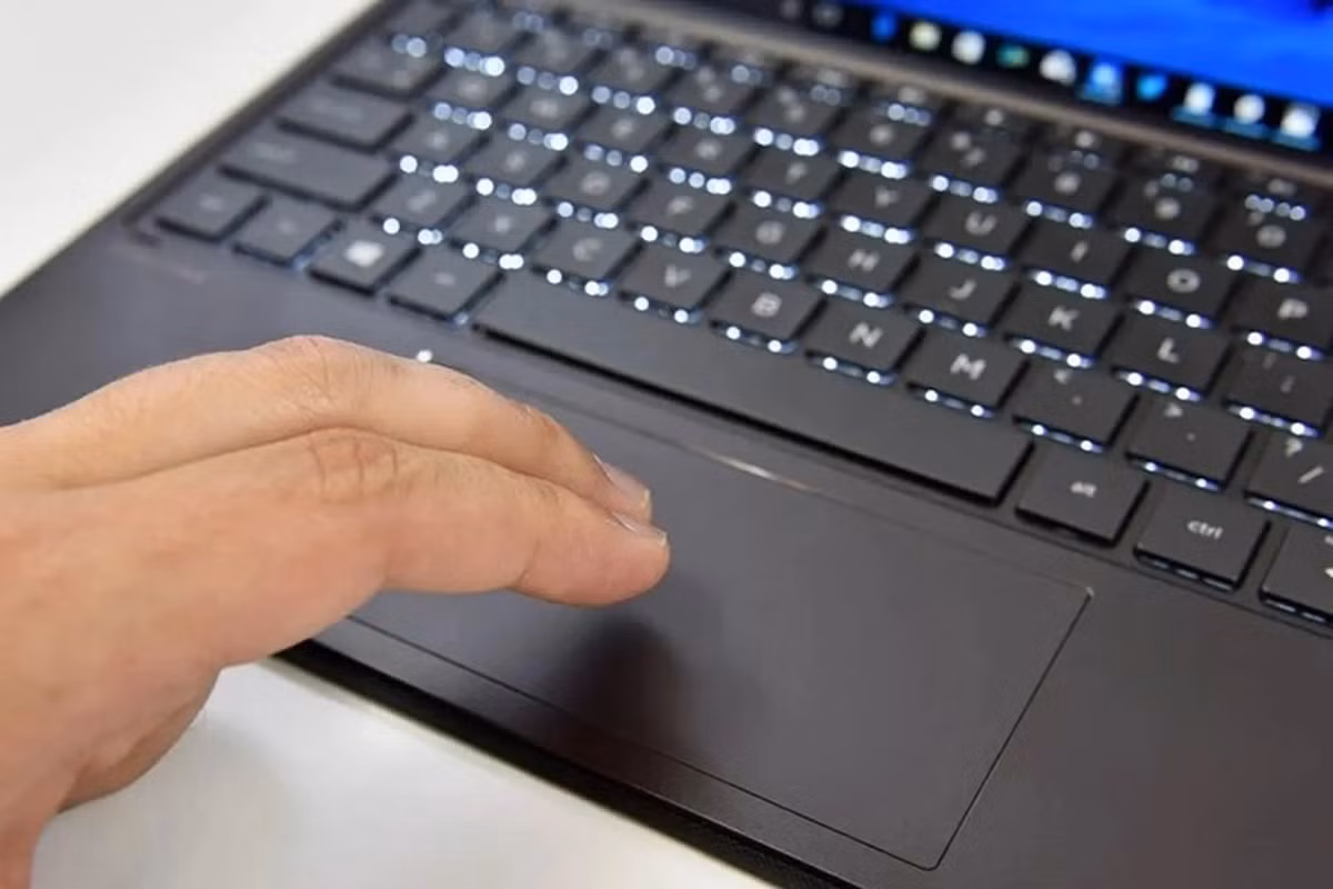 Bàn phím có độ nảy tốt và touchpad chính xác sẽ giúp công việc diễn ra mượt mà hơn.