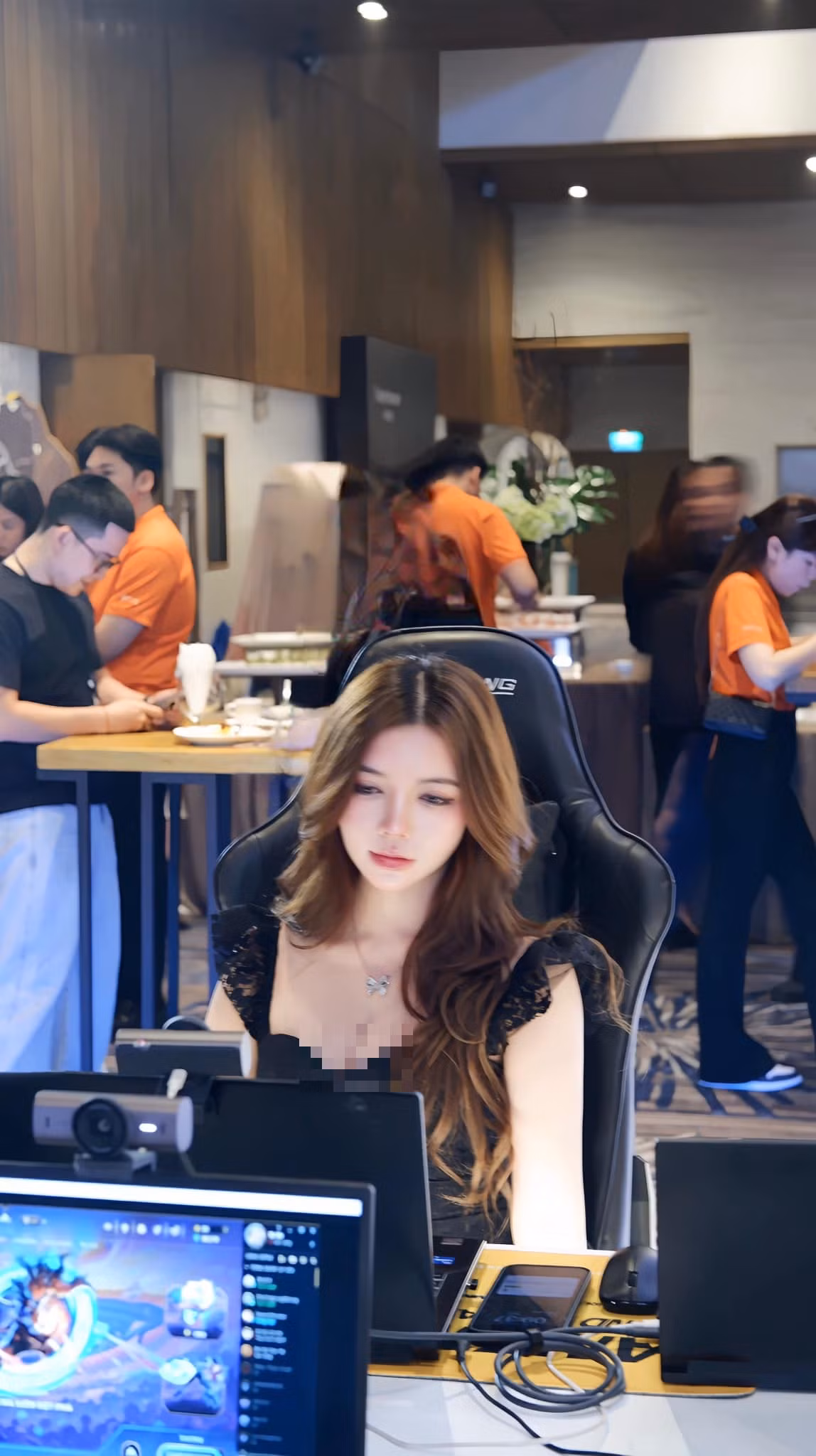 Dù cô thừa nhận còn chút bỡ ngỡ, nhưng tình cảm fan dành cho cô vẫn cuồng nhiệt.