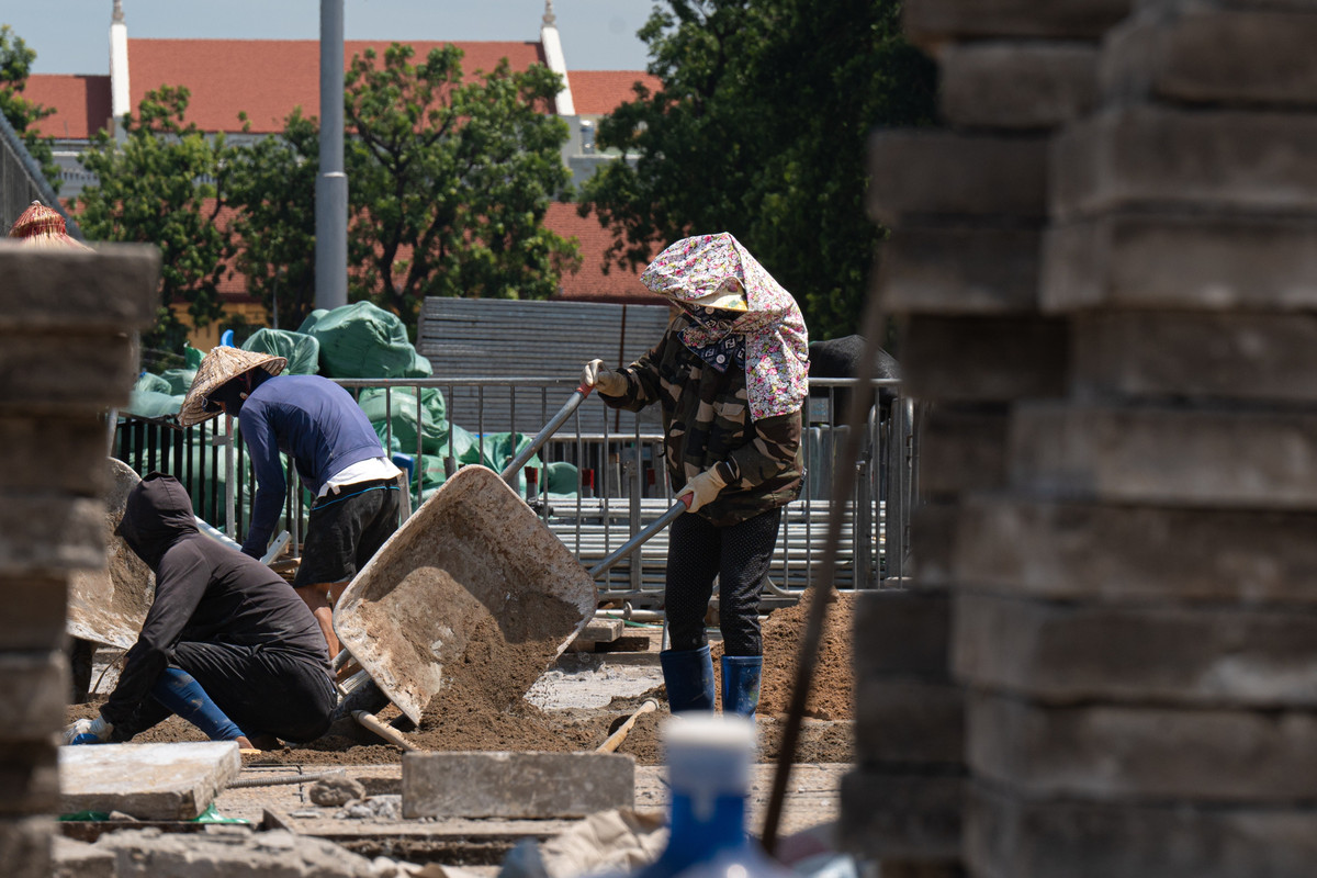 Ghi nhận tại Quảng trường Ba Đình, lực lượng thi công đang khẩn trương chỉnh trang lại phần vỉa hè và rào chắn, phục vụ cho Lễ kỷ niệm 80 năm ngày Quốc khánh 2/9 dưới thời tiết nắng gắt.