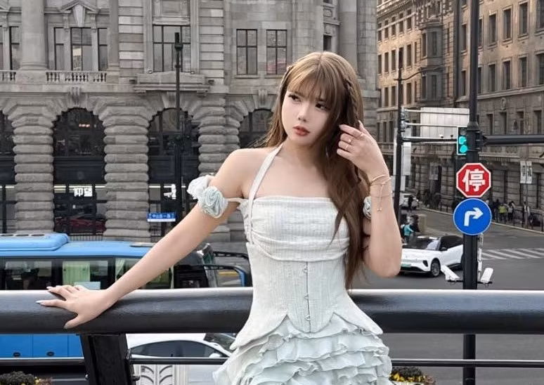 Cô nổi tiếng với phong cách stream thân thiện, kỹ năng chơi game tốt và ngoại hình cuốn hút.