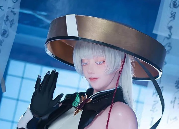 Gương mặt cô được ví như sự giao thoa giữa nét Á Đông cổ điển và hiện đại sắc sảo.