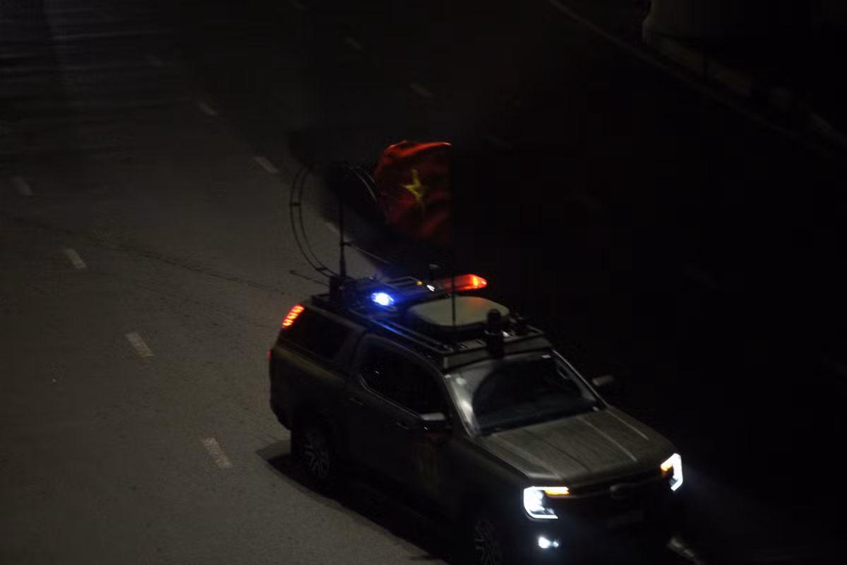 Dàn khí tài lăn bánh qua đường Hồ Tùng Mậu di chuyển về vị trí tập kết.