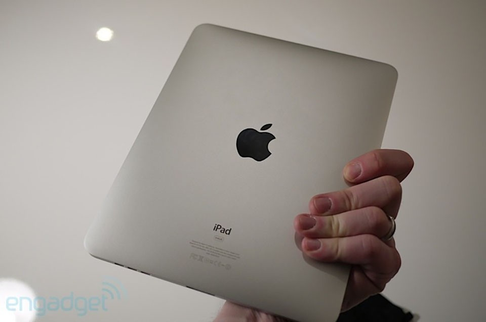 Tại Việt Nam, iPad đời đầu nhanh chóng xuất hiện dưới dạng hàng xách tay với giá cao gấp rưỡi so với giá niêm yết.