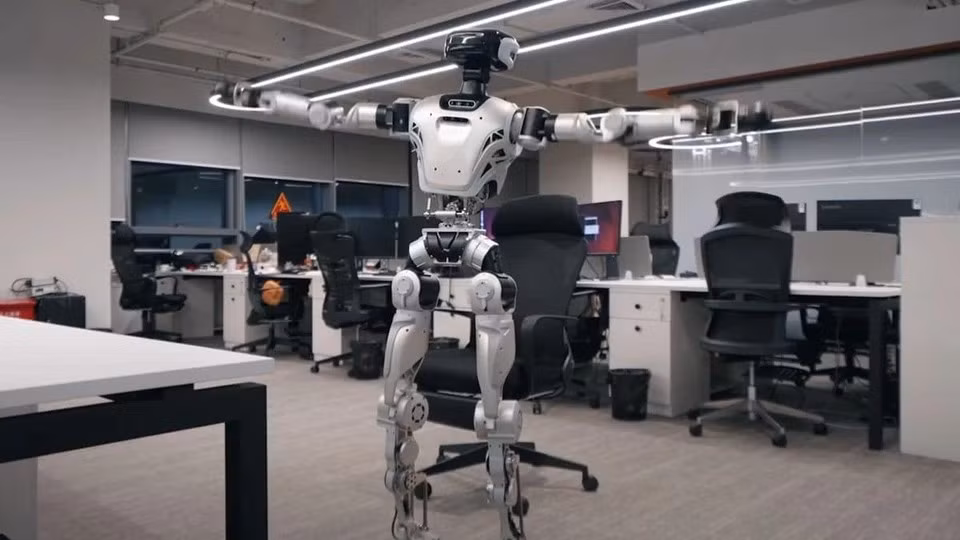 Robot CL-3 xuất hiện trong môi trường văn phòng và bắt đầu "khởi động" như một nhân viên sau giờ làm việc. (Ảnh: techeblog)