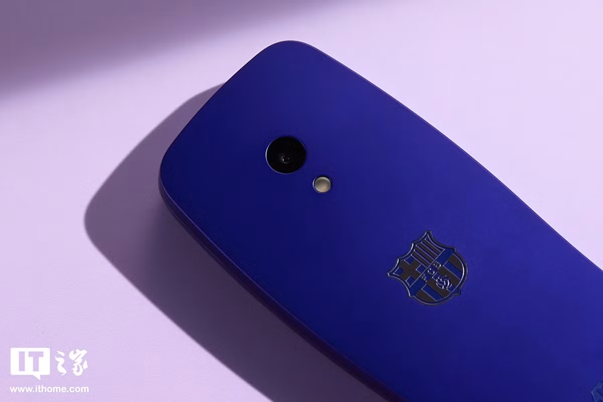 Ngoài nghe, gọi, nhắn tin, giờ đây bạn có thể nhờ máy tra cứu thông tin, hỗ trợ học tập hay trò chuyện như với chatbot thực thụ.(Ảnh: ithome)