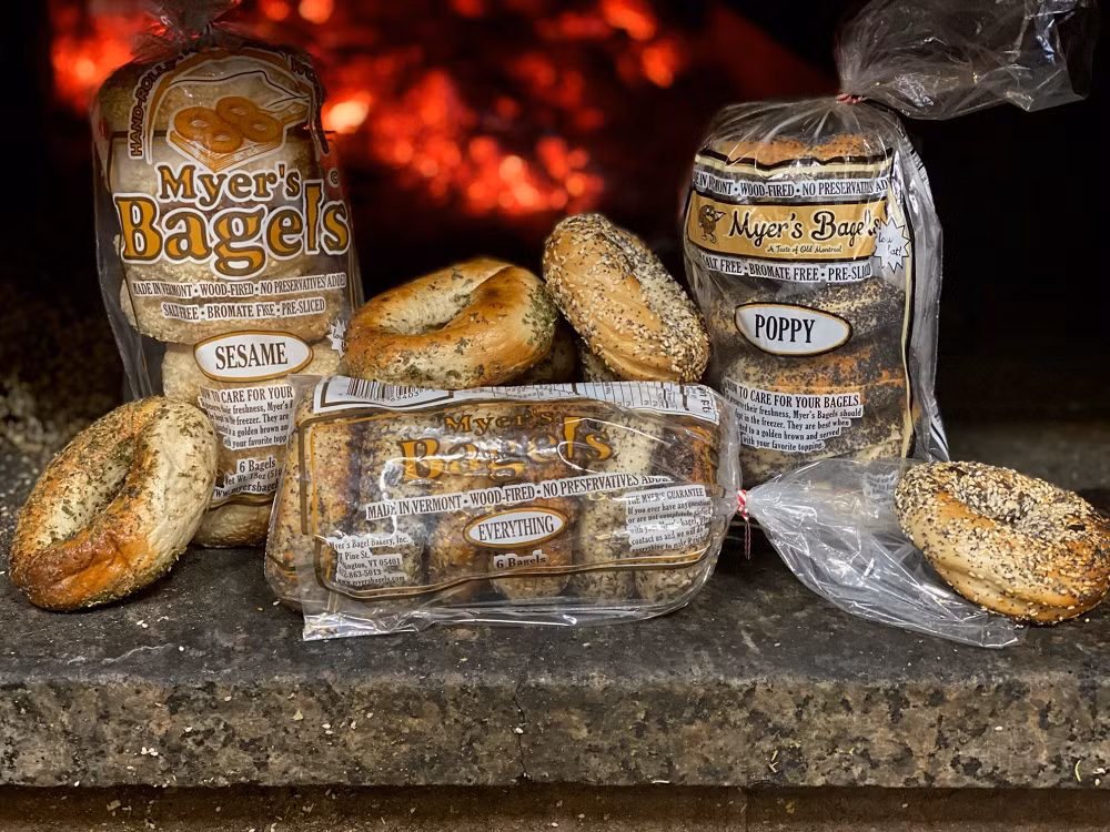 Câu chuyện của Myer's Bagels đang trở thành ví dụ điển hình cho xu hướng AI marketing hiện nay, khi công nghệ có thể giúp doanh nghiệp nhỏ tiết kiệm chi phí vận hành, nhưng nếu để trí tuệ nhân tạo can thiệp quá sâu vào bản sắc thương hiệu, hậu quả về niềm tin khách hàng có thể lớn hơn rất nhiều lợi ích mang lại.