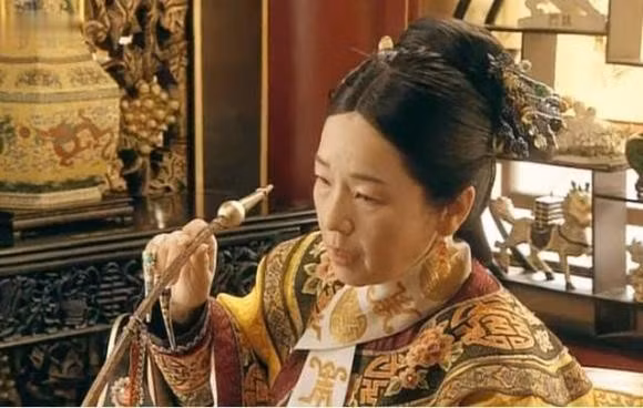 Mặc dù không tự xưng là Hoàng đế nhưng bà đã nắm giữ quyền lực thực sự trong nhiều thập kỷ, Hoàng đế Quang Tự chỉ là một con rối. Với sự gia tăng của quyền lực, yêu cầu của bà đối với cuộc sống cũng ngày càng tăng.