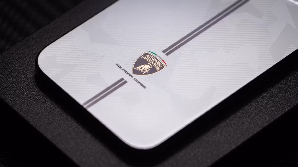 Mặt lưng màu trắng sang trọng kết hợp logo Lamborghini và dải sọc hình chữ Y lấy cảm hứng từ đường đua.