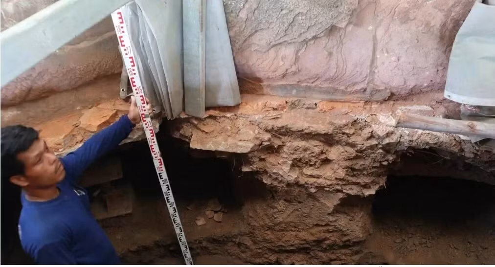 Tượng Phật nằm tại đây được điêu khắc từ năm 657, mang phong cách Phật giáo cổ và hiện tọa lạc giữa tàn tích chùa gạch cổ.(Ảnh: thethaiger)