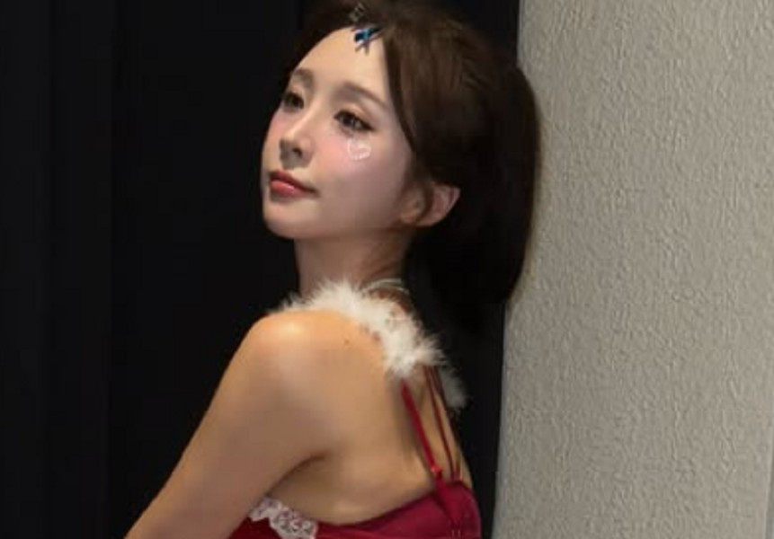 Bên cạnh sự yêu thích, hình ảnh gợi cảm của Soyeon cũng làm dấy lên những tranh luận trái chiều về ranh giới giữa nghệ thuật và tính thương mại.