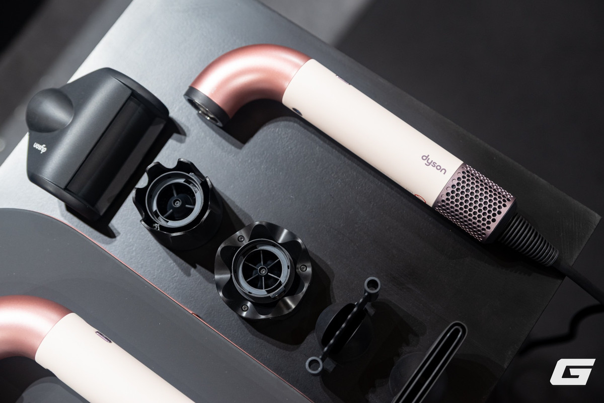 Giá bán 14.990.000 đồng, Supersonic r là lựa chọn đắt xắt ra miếng cho mái tóc bóng khỏe, đúng chuẩn salon.(Ảnh: Genk)