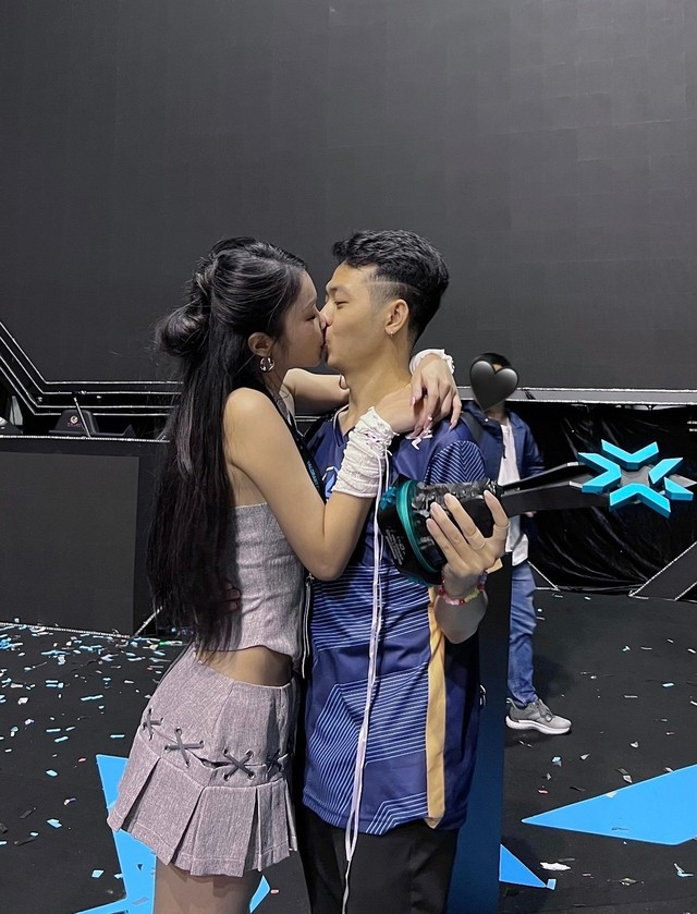 MC Nana từng gây sốt với “nụ hôn bạc tỷ” ngay trên bục nhận cúp VALORANT.