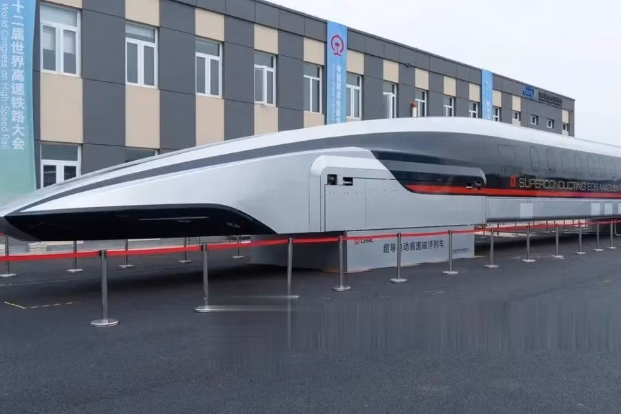 Tàu sẽ chạy bằng bánh cao su dưới 150 km/giờ và nâng lên bằng từ trường ở tốc độ cao, giúp tối ưu hiệu suất và giảm ma sát.