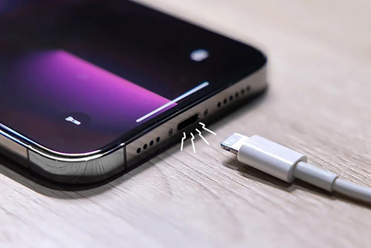 Sai lầm phổ biến nhất là cắm sạc ngay khi máy còn ẩm, dẫn đến chập mạch và cháy nổ.