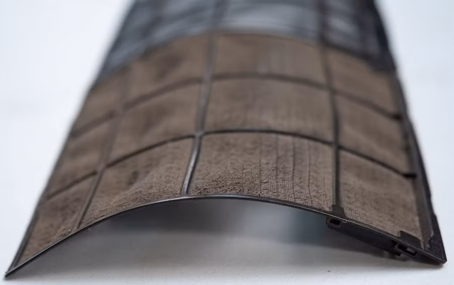 Theo các chuyên gia năng lượng, bộ lọc bẩn không chỉ làm giảm lưu lượng gió mà còn khiến bụi lọt sâu vào hệ thống, ảnh hưởng đến khả năng trao đổi nhiệt và hiệu suất tổng thể của điều hòa.