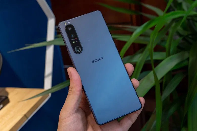 Xperia 1 III sở hữu Snapdragon 888, RAM 12GB, bộ nhớ 256GB cùng cụm camera chuyên nghiệp.