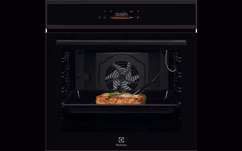 Không dừng lại ở AI, dòng lò nướng Electrolux 700 MealAssist còn tích hợp chế độ PizzaExpert, cho phép nướng pizza ở nhiệt độ 340°C chỉ trong khoảng 2,5 phút, tiệm cận tiêu chuẩn nhà hàng.