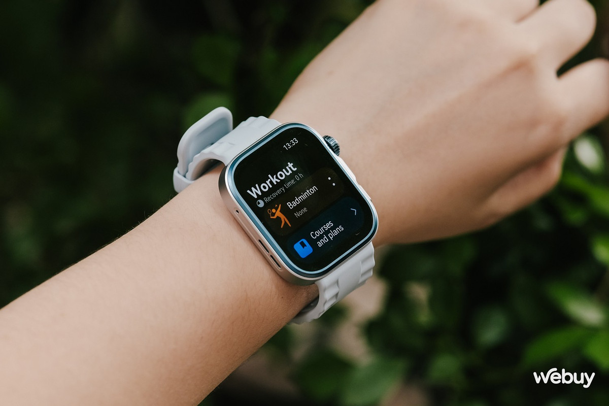 Chiếc đồng hồ này theo dõi sức khỏe cực chuẩn và pin trụ tới 9 ngày, rất lý tưởng cho hành trình dài.(Ảnh: Webuy)