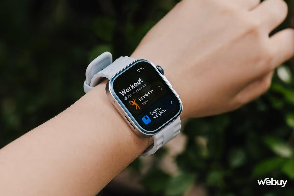 Chiếc đồng hồ này theo dõi sức khỏe cực chuẩn và pin trụ tới 9 ngày, rất lý tưởng cho hành trình dài.(Ảnh: Webuy)