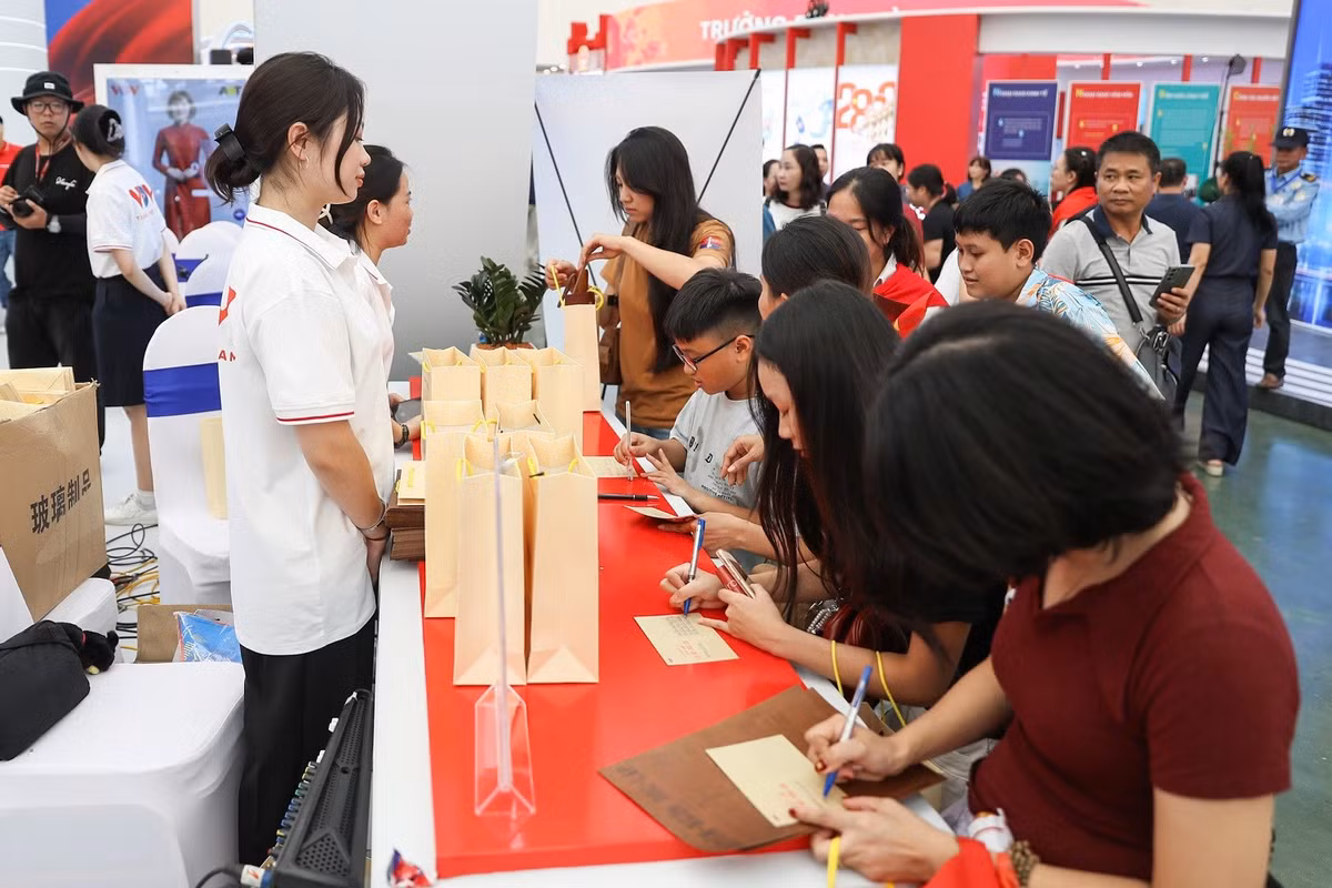 Triển lãm là sự kết hợp giữa lịch sử và công nghệ hiện đại, giúp thế hệ trẻ tiếp cận quá khứ một cách tự nhiên và đầy cảm xúc.