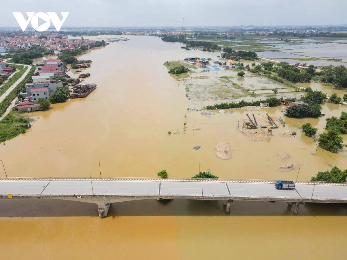 Tại khu vực cầu Vát xã Hợp Thịnh (Hiệp Hòa, Bắc Giang) mức nước dâng cao ở mức đáng báo động.